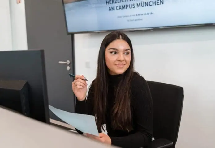 Studentin mit Lächeln