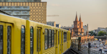 Zug fährt durch Stadt