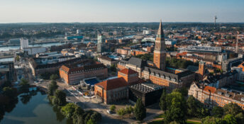 Genieße den Charme der Kieler Innenstadt, mit Blick aufs Meer und der sanften Brise im Gesicht. Die Landeshauptstadt bietet neben vielen wunderschönen Gebäuden und Naturflächen, den Zugang zu der Ostsee und all ihren Vorzügen.