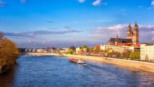 Der Standort Magdeburg an der Elbe: Ob ein Abstecher in einem der vielen Lokalitäten, Erkundungen rund um den Dom oder einen etwas anderen Ausflug zur grünen Zitadelle von Hundertwasser – dies und vieles mehr machen die Stadt zum lebenswerten Ort für Studium und Arbeit.